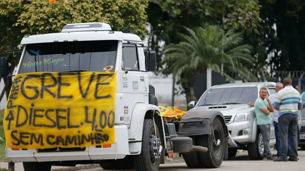 Caminhoneiros iniciam greve nacional e RN pode ter pontos de paralisação