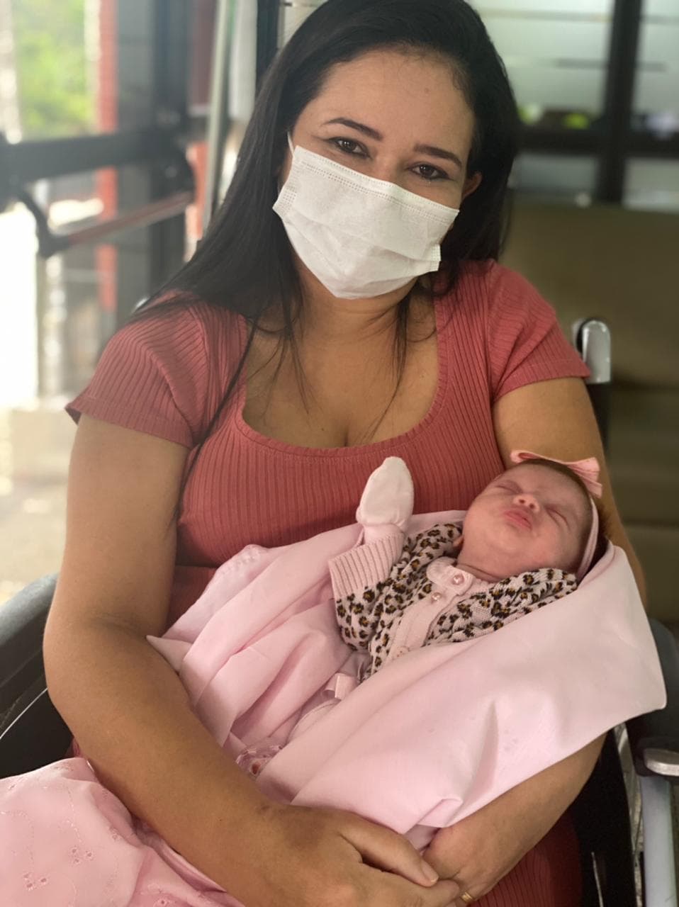 EMOÇÃO NO RN: Mãe recebe alta e conhece filha nascida em parto de urgência durante internação por Covid