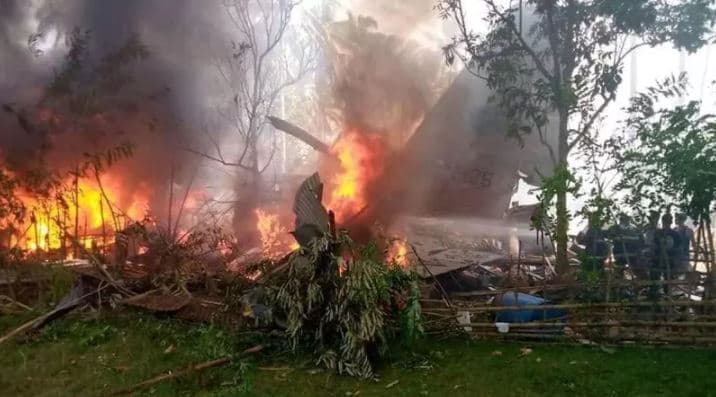 FOTOS: Avião militar das Filipinas cai com 96 pessoas a bordo; há ao menos 29 mortos e 50 sobreviventes