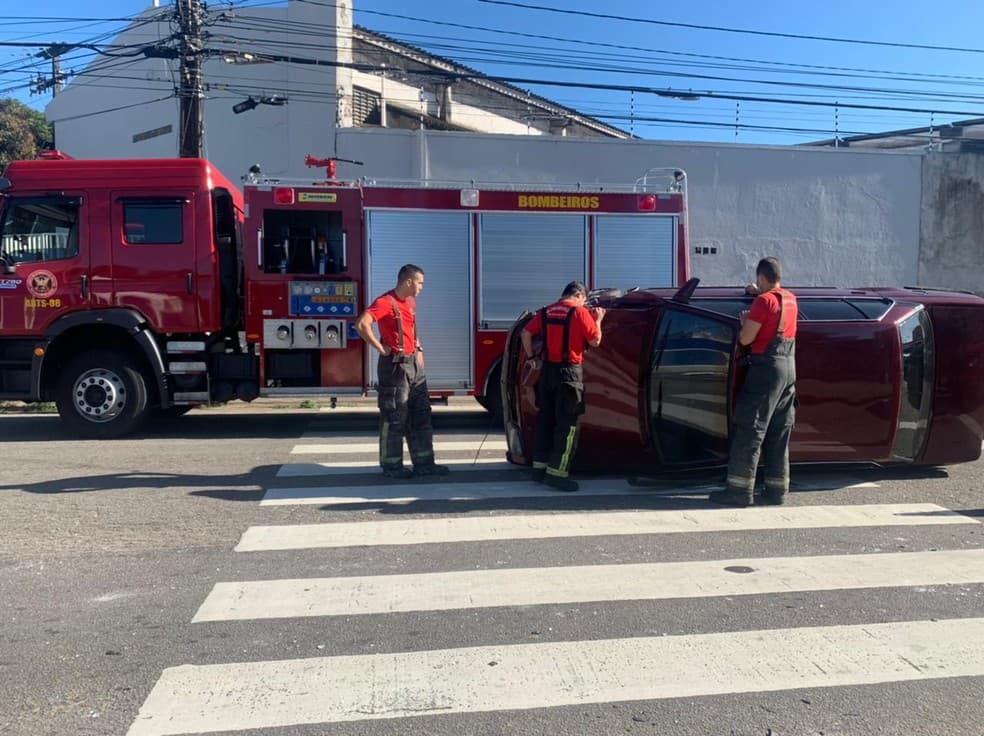 Motorista é preso em Natal por embriaguez ao volante após causar acidente com dois carros e capotar veículo