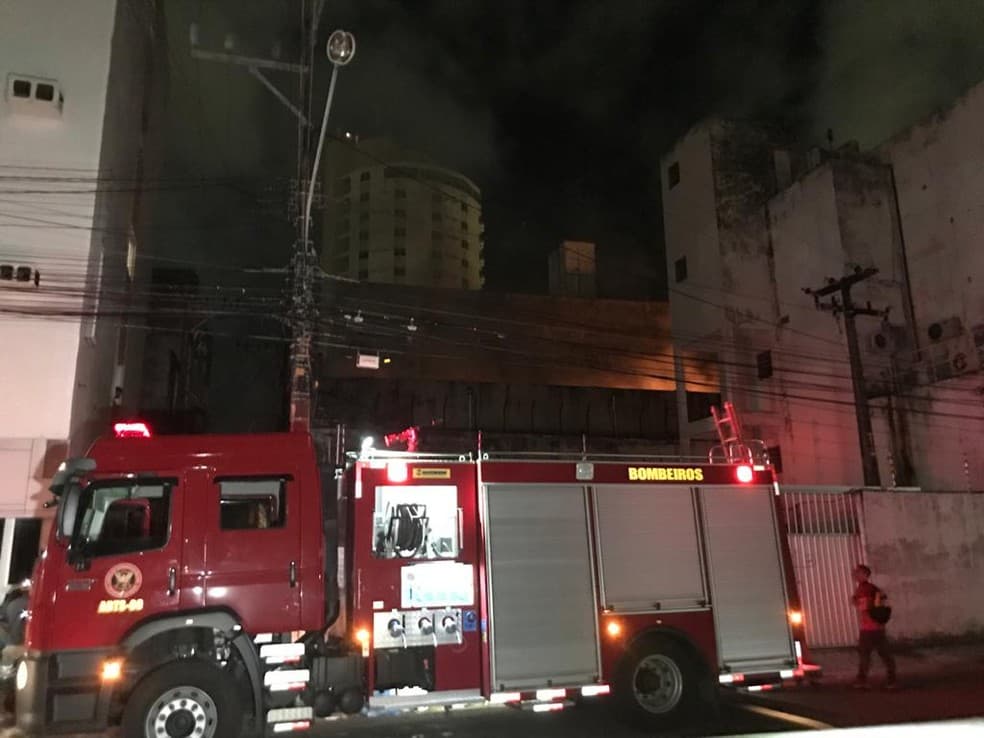 Incêndio atinge depósito de loja eletrodomésticos na Cidade Alta, em Natal