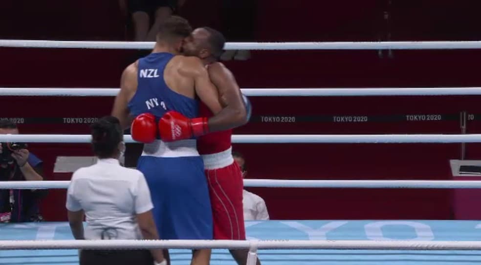 (FOTOS E VÍDEO) - Momento Mike Tyson: boxeador marroquino tenta morder a orelha de rival nas Olimpíadas