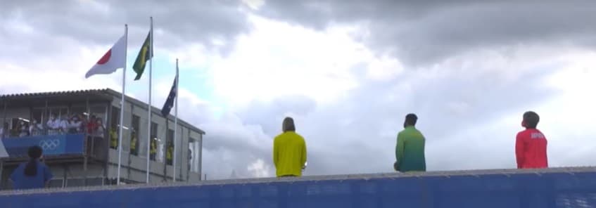 VÍDEO: Hino brasileiro e a comemoração do potiguar Italo Ferreira; veja como foi a cerimônia que eternizou o ouro olímpico no surfe masculino