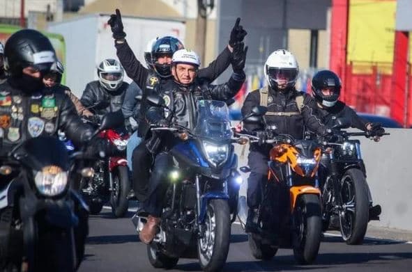Bolsonaro diz que motociata em Porto Alegre simboliza "compromisso com a democracia"