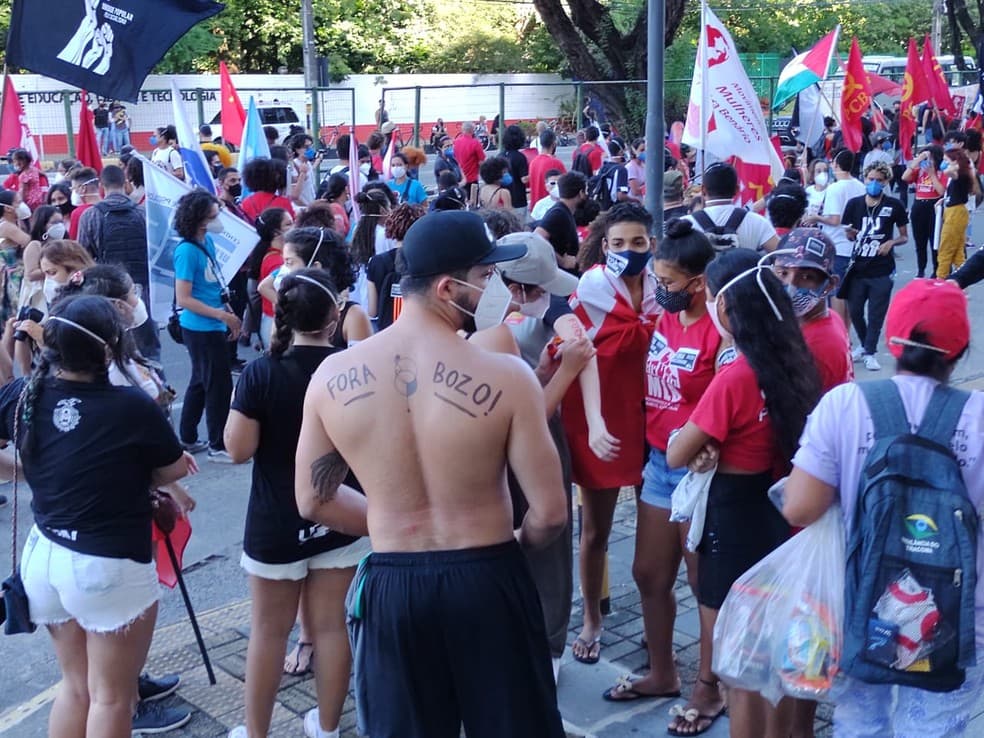FOTOS: Manifestantes fazem protesto contra Bolsonaro em Natal