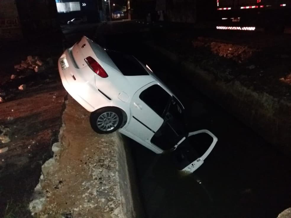FOTO: Carro cai em vala aberta há um ano na Zona Leste de Natal