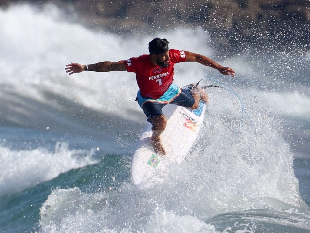 Potiguar Ítalo Ferreira vence 1ª bateria do surfe na história das Olimpíadas e avança às oitavas