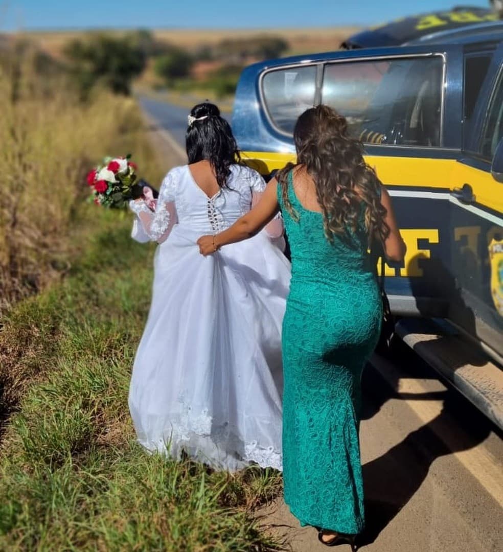 FOTOS E VÍDEO: carro quebra a caminho de casamento no DF e noiva pega ‘carona' com agentes da PRF