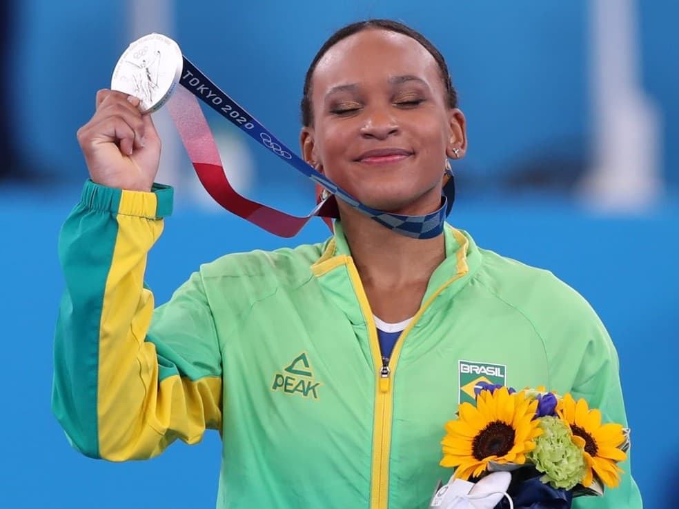 VÍDEO: Rebeca Andrade vive expectativa por nota e comemora medalha de prata histórica para a ginástica no individual geral feminino