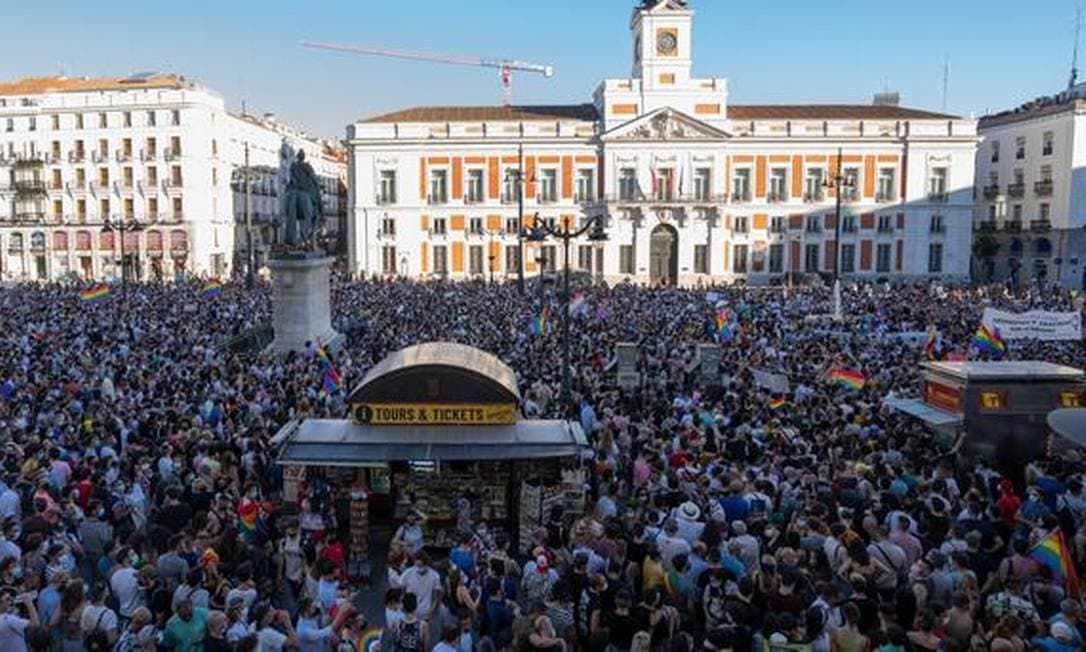 Cidades na Espanha fazem protestos após morte de jovem gay brasileiro