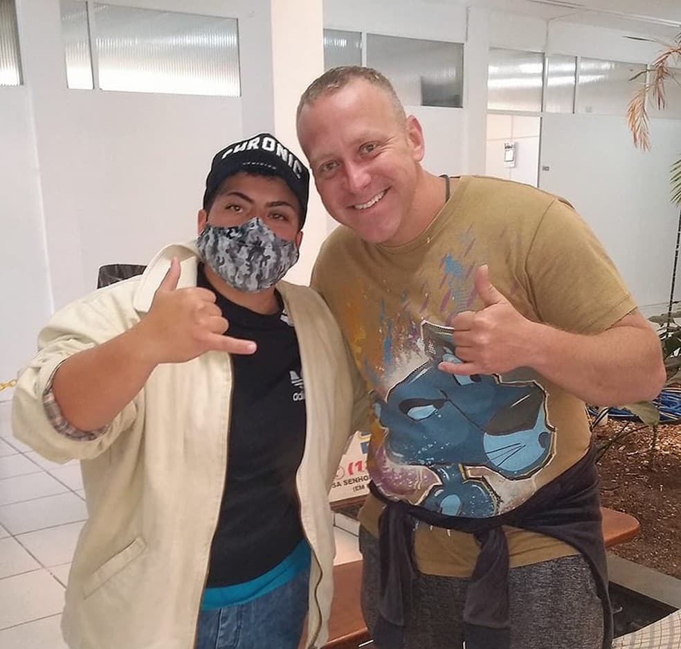 Ator Sérgio Hondjakoff,  histórico personagem "Cabeção" em Malhação, tirou foto com fã e prestou depoimento na delegacia em SP; entenda caso de clínica e polêmica