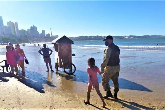 Guarda Municipal encontra criança de oito anos que estava perdida em Ponta Negra