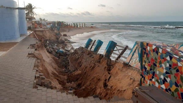Calçadão da Praia do Meio que cedeu há dois meses passa por reforma e previsão é conclusão antes do próximo verão