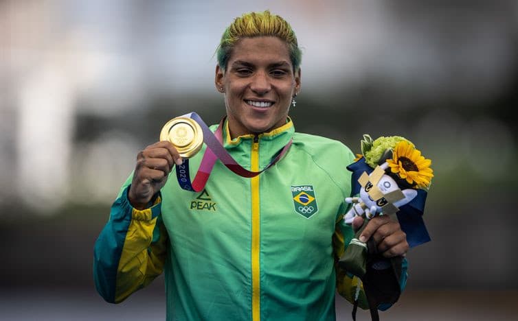 Ana Marcela Cunha é ouro na maratona aquática