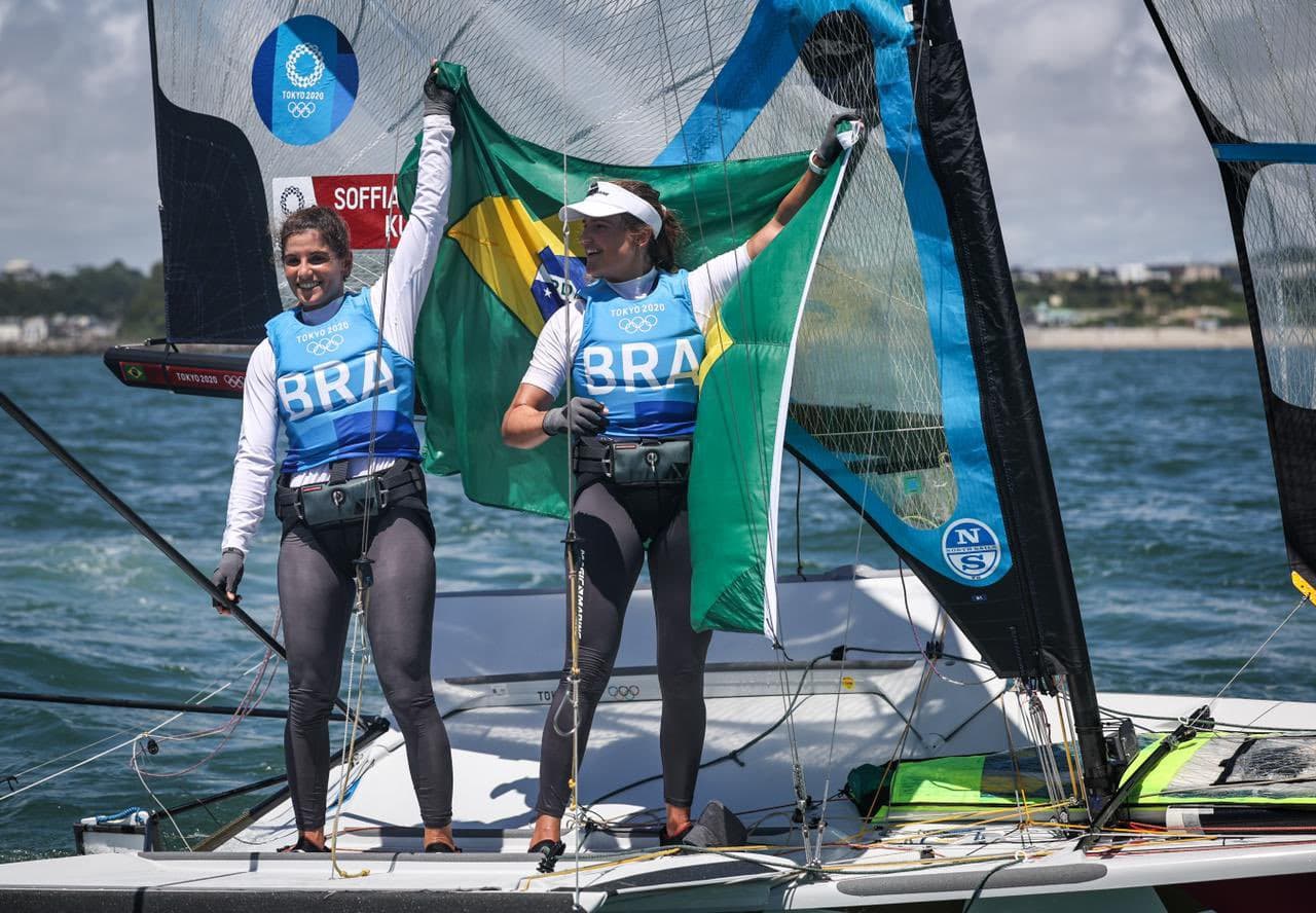 Martine Grael e Kahena Kunze velejam até o ouro e são bicampeãs das Olimpíadas