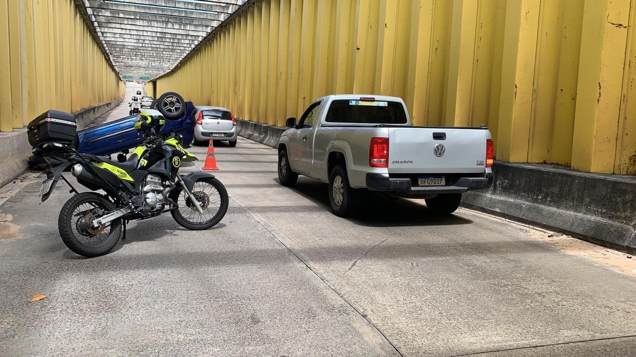FOTO: Capotamento em túnel que dá acesso a Avenida Jerônimo Câmara em Natal é registrado na manhã desta terça