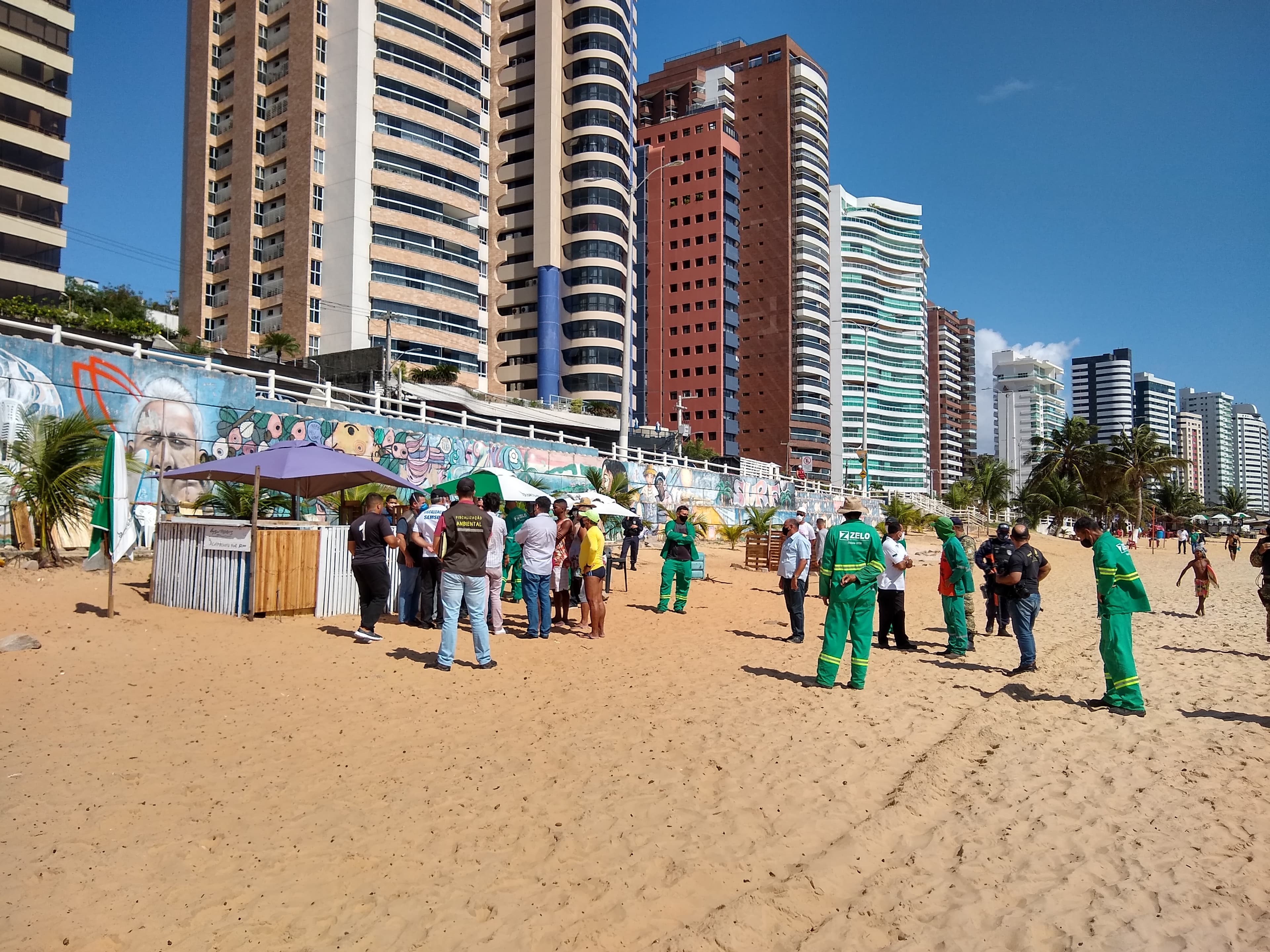 FOTOS: Prefeitura retira barracas irregulares na praia de Miami nesta terça-feira 