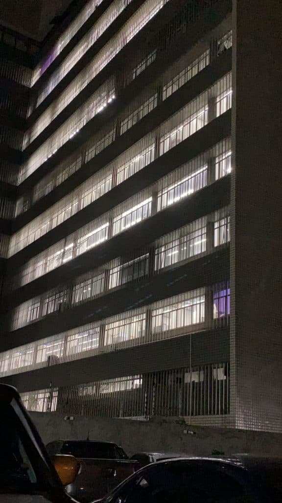 FOTO: No prédio do INSS na rua Apodi não há preocupação em economizar energia elétrica