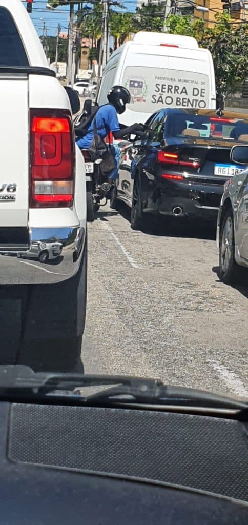 INSEGURANÇA: Em plena luz do dia, motorista flagra ação de assaltante no cruzamento das avenidas Romualdo Galvão com Amintas Barros