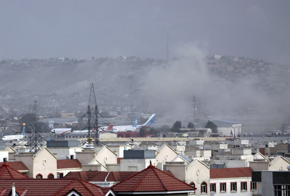 Isis-K assume autoria do ataque ao aeroporto de Cabul que deixou ao menos 140 feridos e 60 mortos, entre eles 12 militares dos EUA