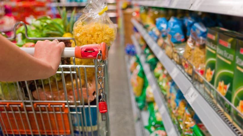 Consumo das famílias cresce 4% em junho, diz Associação Brasileira de Supermercados; Prorrogação de auxílio e pagamento de parcela do 13º puxaram aumento