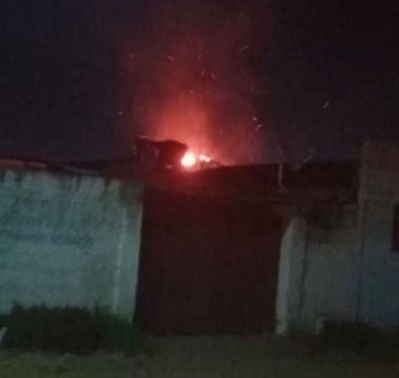 Jovem surta e coloca fogo na própria casa no bairro Lagoa Azul, Zona Norte de Natal