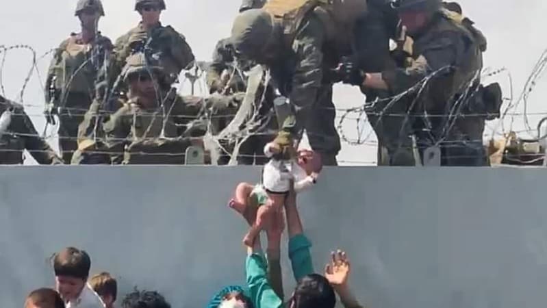FOTO E VÍDEO: Imagem de bebê entregue a um soldado no muro do aeroporto de Cabul, em meio aos arames farpados, choca, emociona e viraliza