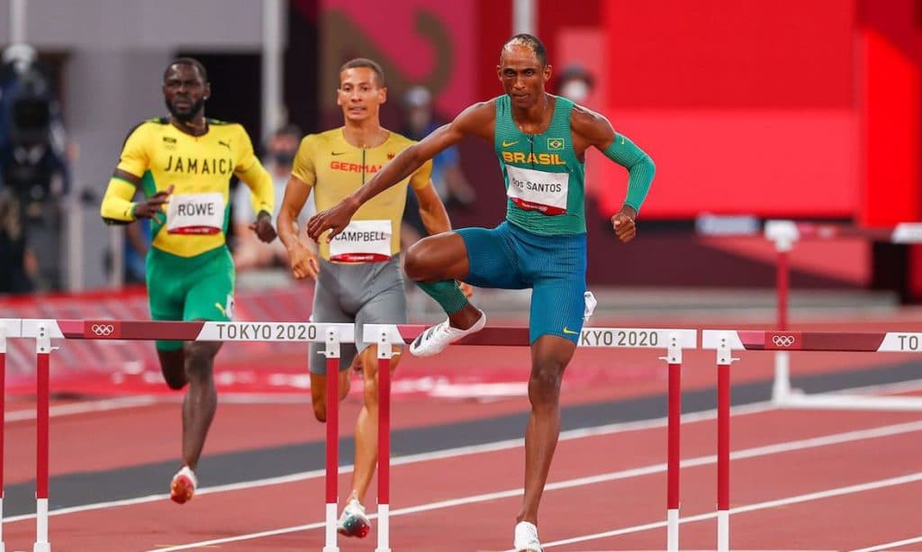 Brasileiro classificado para final do 400m com barreiras em Tóquio corre por promessa inusitada: "Tomar uma tubaína, melhor refrigerante do mundo"