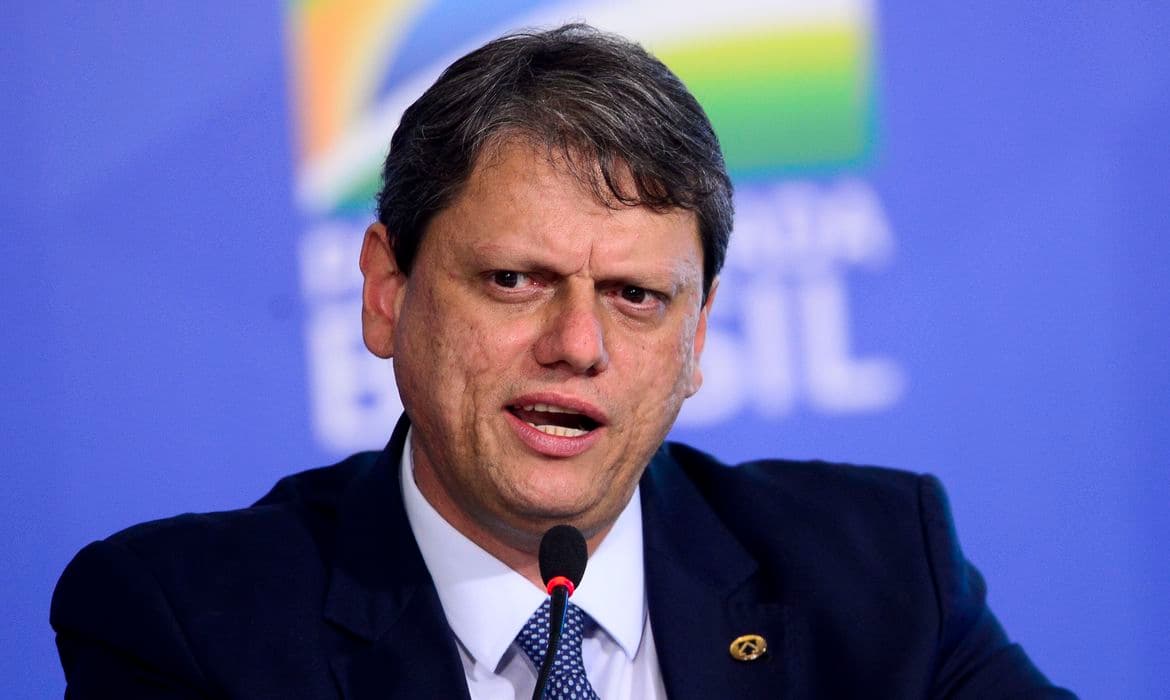 “Partimos do pressuposto de que o brasileiro voa pouco e temos o objetivo de fazer com que o brasileiro voe mais", diz ministro Tarcísio Gomes, que mira simplificar legislação
