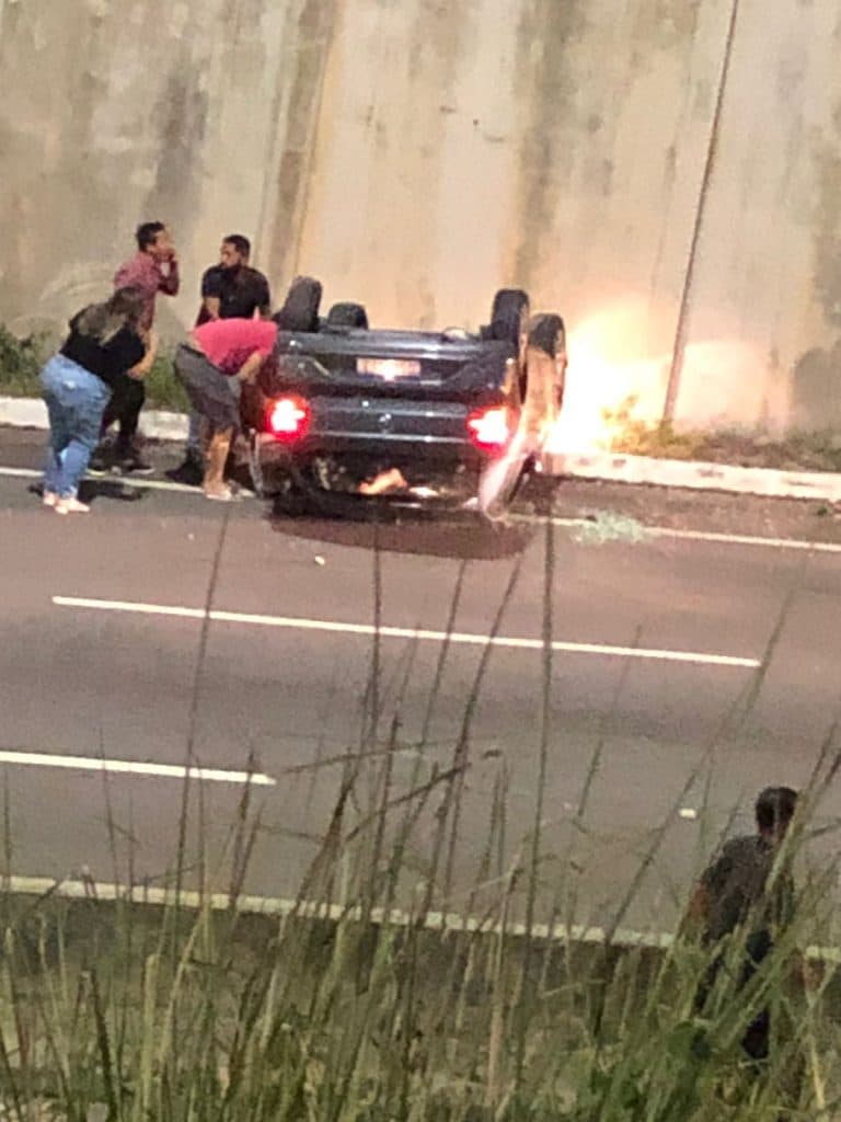[FOTO] Carro em alta velocidade capota na BR-101 em Natal