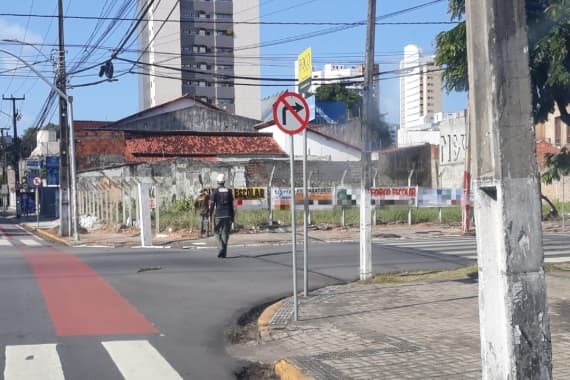 Cerca de 150 faixas e placas irregulares são removidas pela Semurb no fim de semana nas zonas Sul e Leste de Natal