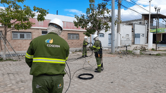 Cosern retira quatro toneladas de fios e equipamentos irregulares de telecomunicações em postes de todo estado