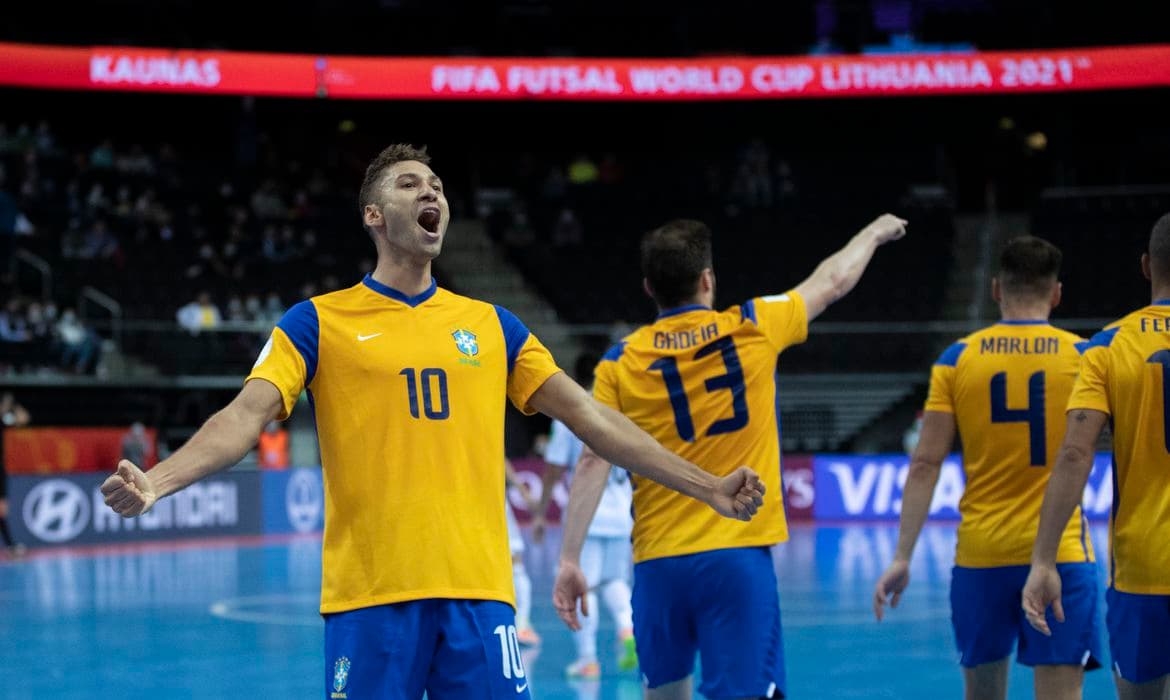Brasil leva susto, mas bate Japão e vai às quartas da Copa Mundo de Futsal