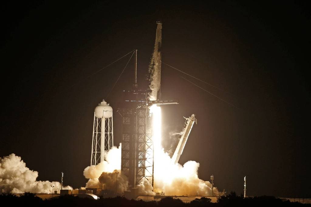 SpaceX coloca no espaço pela 1ª vez tripulação só de civis