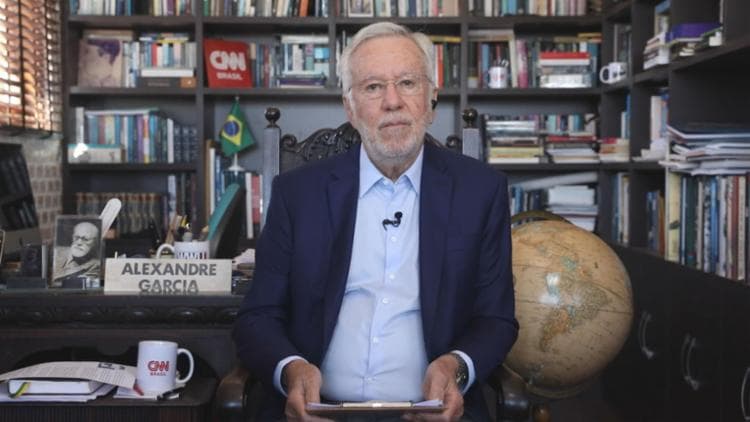 Após demissão da CNN Brasil, Alexandre Garcia celebra 2 milhões de inscritos no YouTube