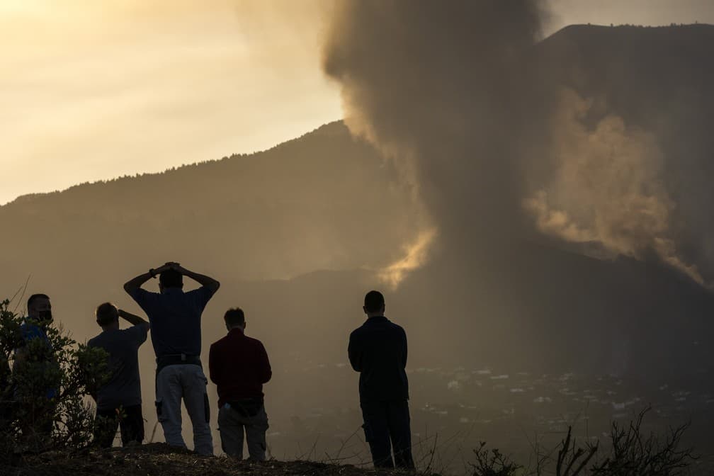FOTOS E VÍDEO: Erupção de vulcão se intensifica nas Canárias, e mais 3 cidades são evacuadas