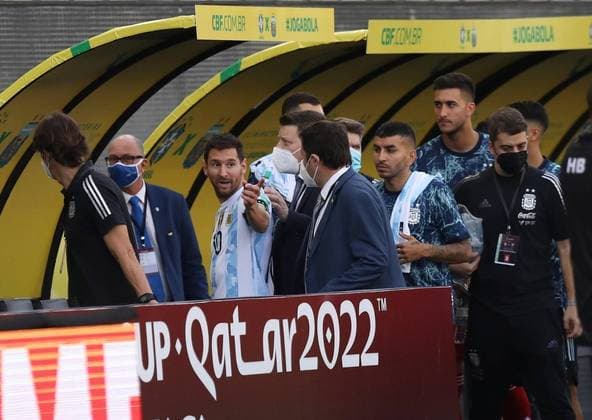 Conmebol informa que jogo entre Brasil e Argentina está suspenso e FIFA determinará etapas a serem seguidas