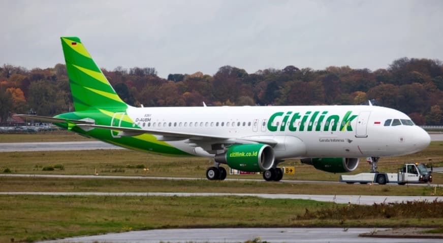 DANADO É POUCO: Avião pousa forçado na Indonésia após criança tentar abrir saída de emergência