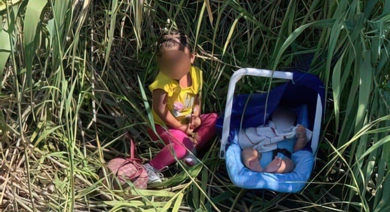 Menina de 2 anos e bebê de 3 meses abandonados nos EUA são encontrados por Agentes da Patrulha da Fronteira