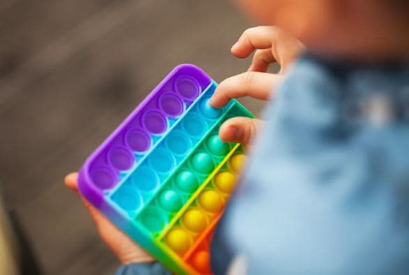 Redes sociais fazem explodir a venda de pop-it, o brinquedo para desestressar