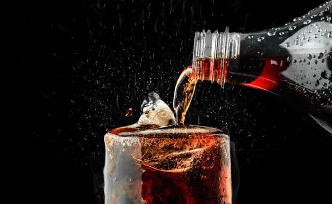 Jovem morre após tomar 1,5 litro de Coca-Cola em 10 minutos