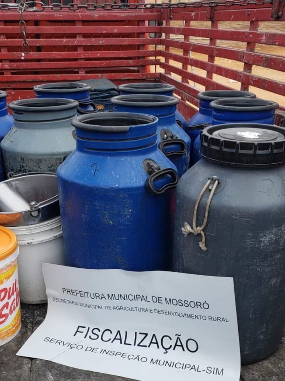 FOTO: Barreira sanitária em Mossoró apreende 700 litros de leite in natura impróprio para consumo