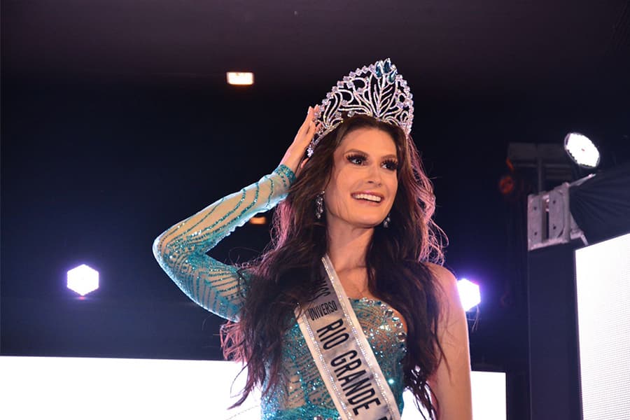FOTO: Representante de Tibau, Brenda Pontes é a nova Miss Universo RN