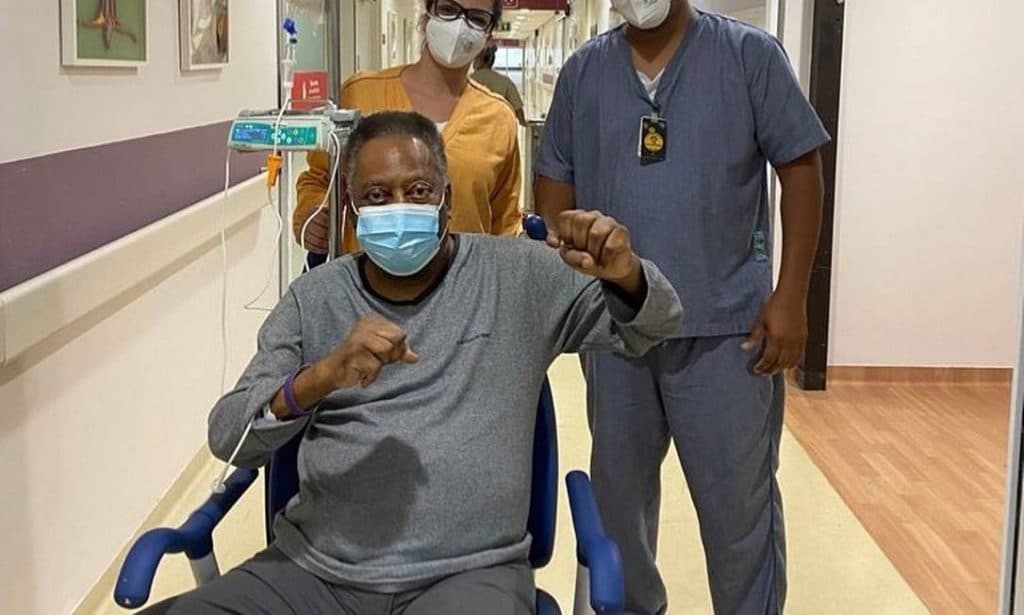 Pelé atualiza estado de saúde e brinca em foto: "Estou dando socos no ar em comemoração a cada dia melhor"‘