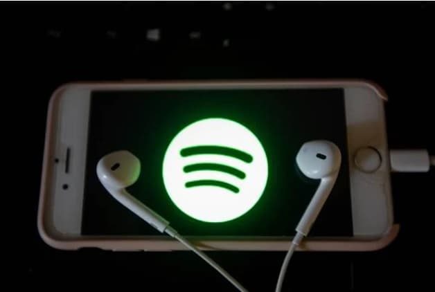 Muito dinheiro e poder: o esquema por trás das playlists na plataforma de streaming do Spotify, segundo colunista