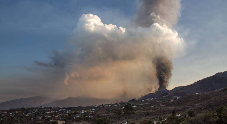 Espanha fecha aeroporto por causa de cinzas do vulcão Cumbre Vieja, nas Ilhas Canárias