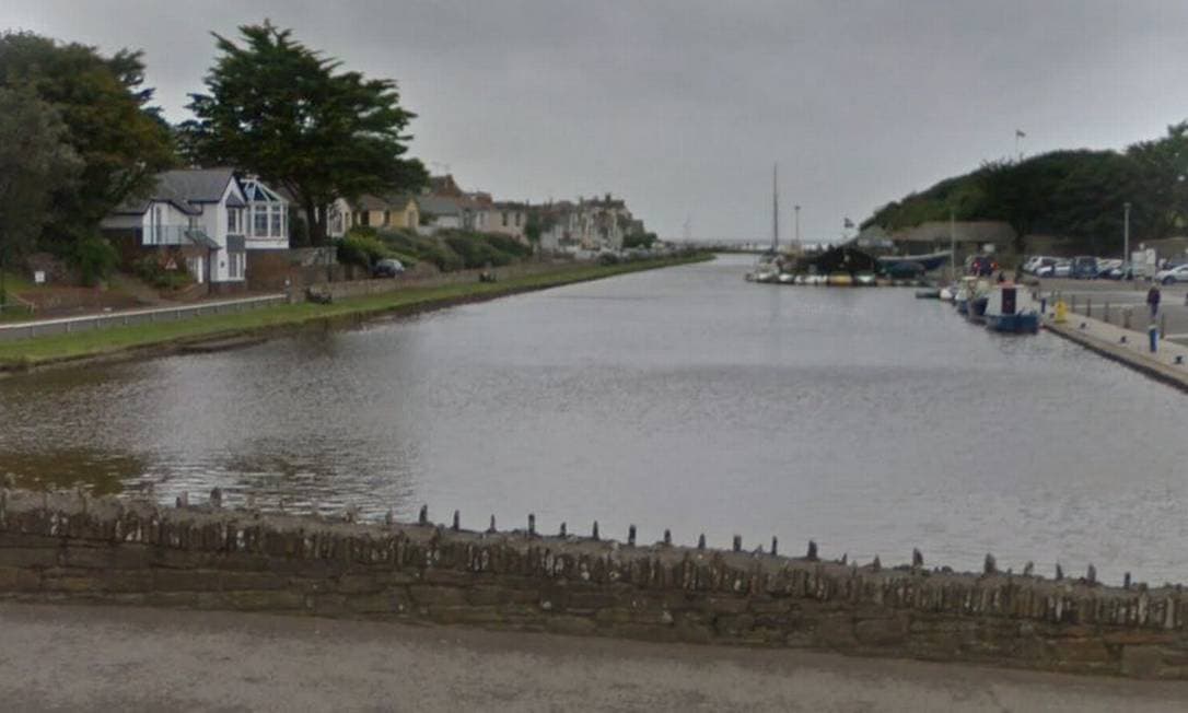 HERÓI: Homem de 86 anos morre após salvar filha com deficiência que caiu em canal na Inglaterra
