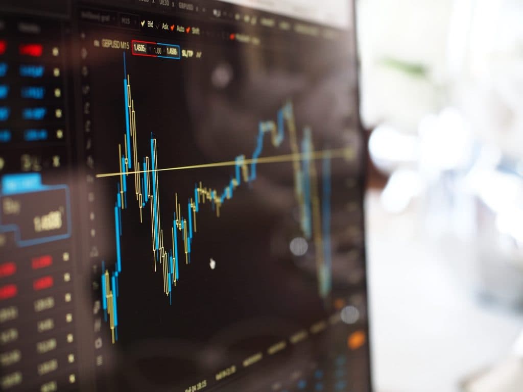 Mercado abre em queda depois de debandada na Economia; dólar vai a R$ 5,71