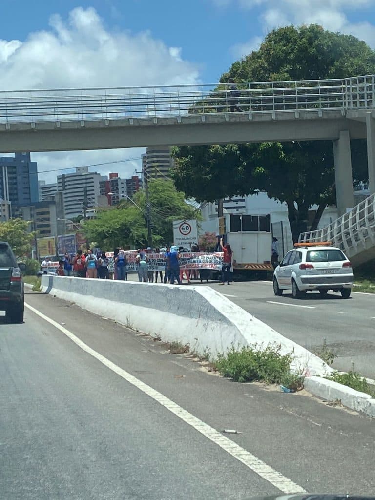 FOTO: Mulheres dos presidiários fazem protesto exigindo vacina para os detentos na Grande Natal