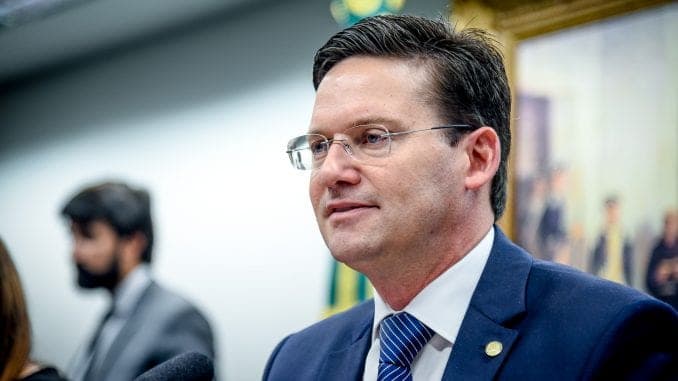 Auxílio Brasil deve pagar benefício médio de R$ 300 e beneficiar 17 milhões de brasileiros, diz ministro